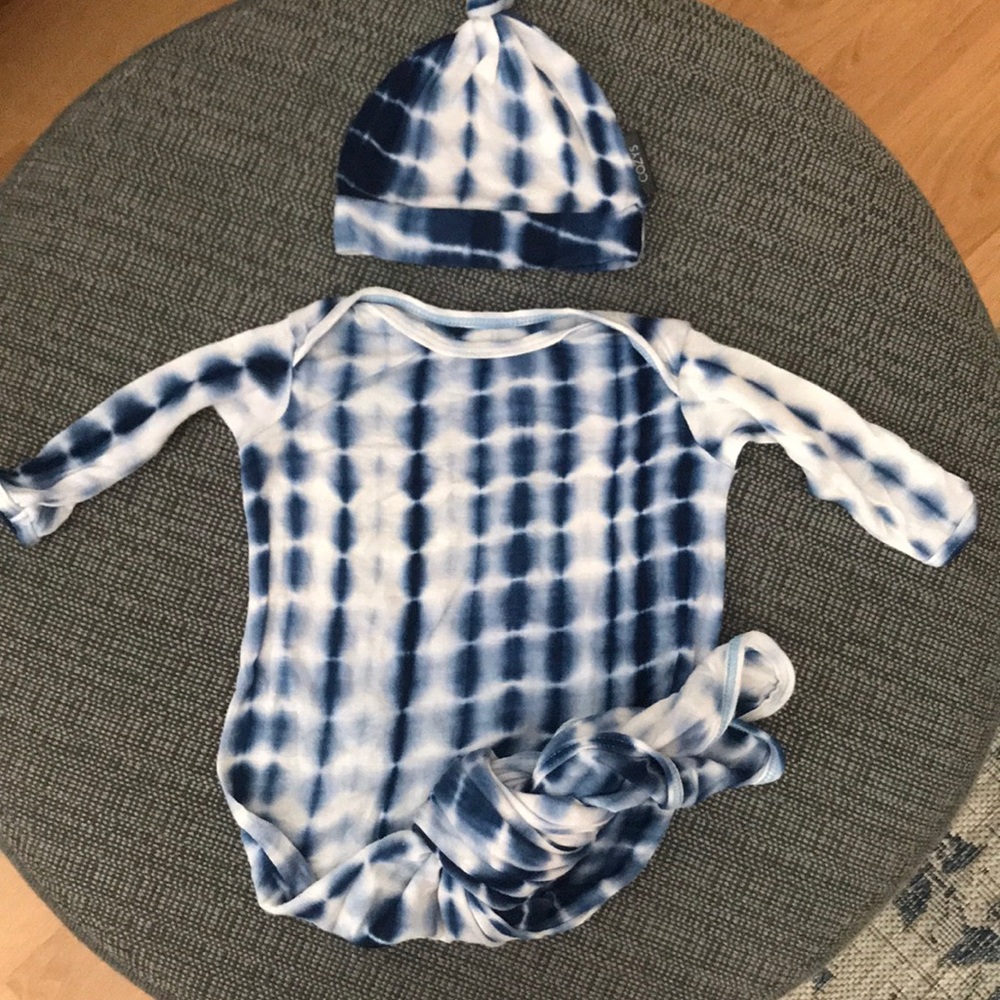 Cozys Knotted Gown & Hat Set